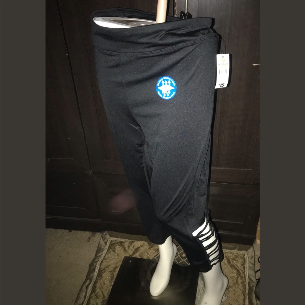 Peek a boo bottom workout capri leggings NWT
